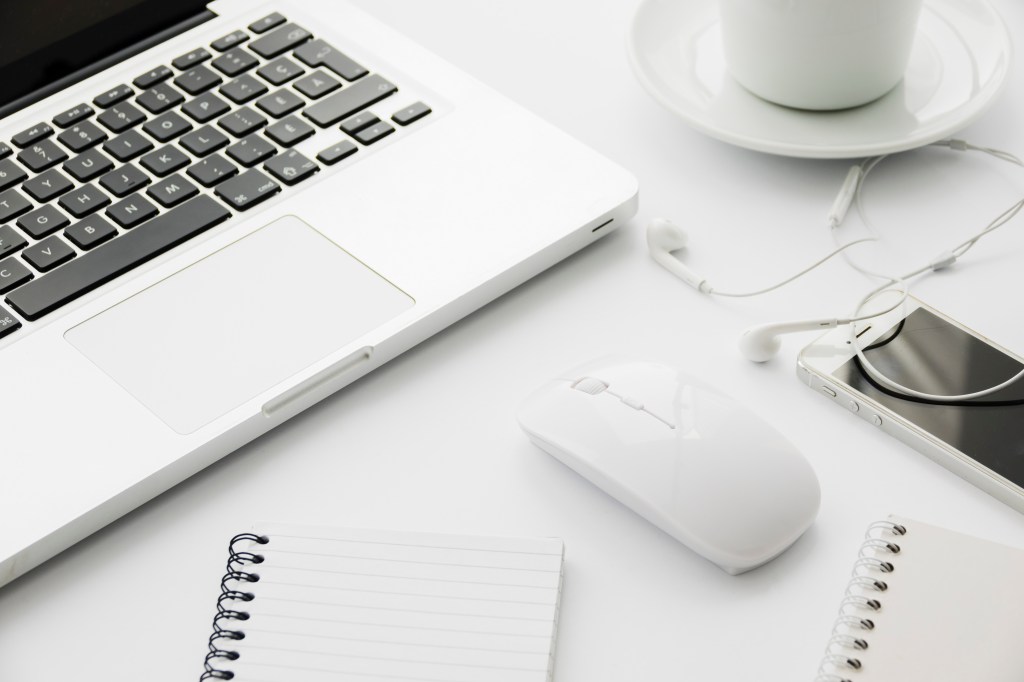 imagen de un portátil, un ratón y un móvil.